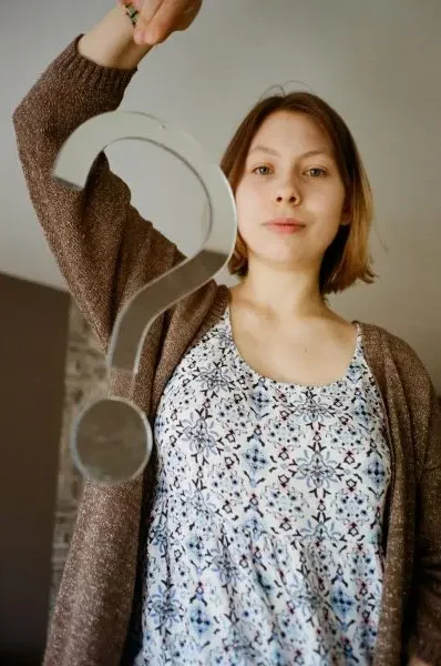 muestra-mujer-joven-pregunta